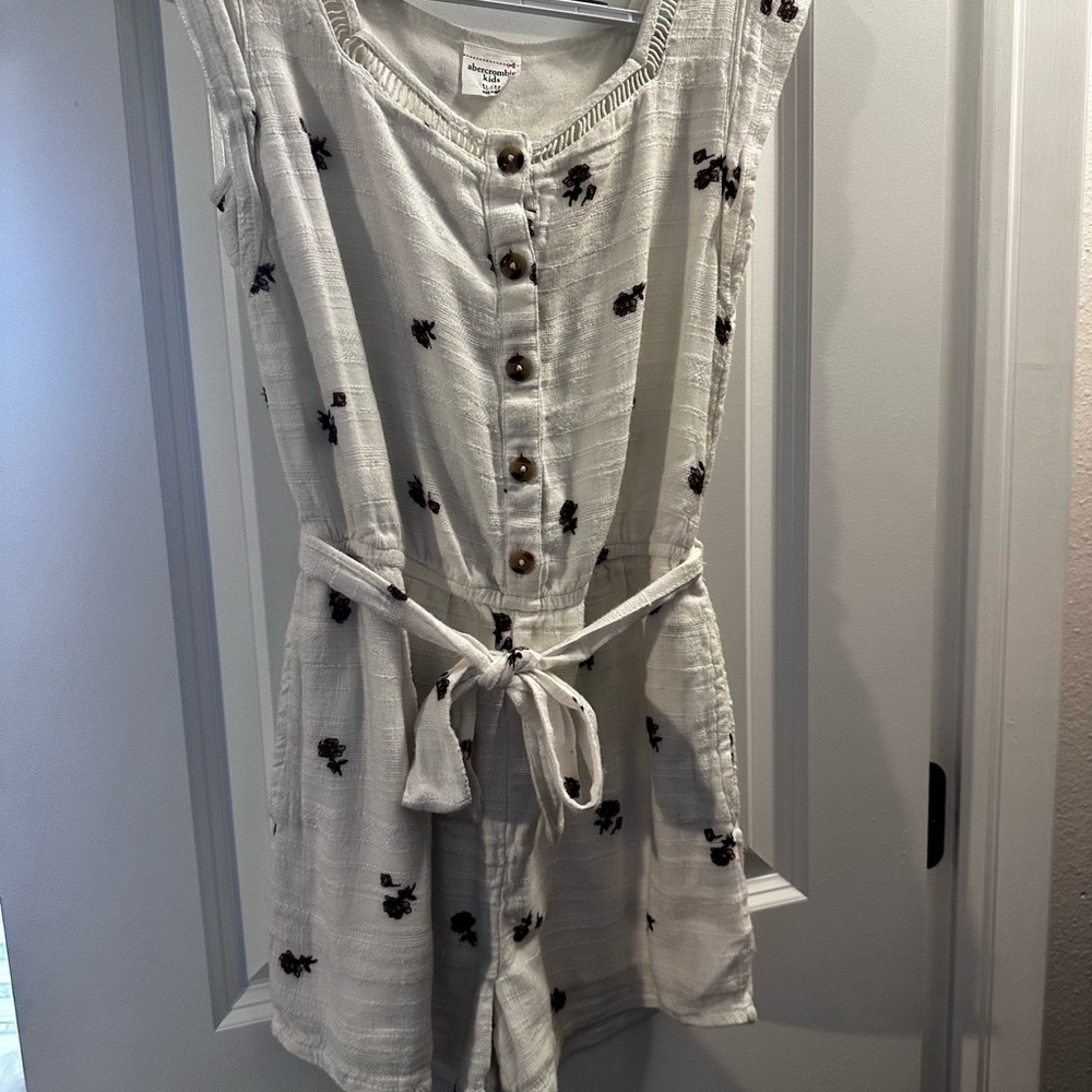 Abercrombie Kids White Textured Romper with Floral Print & Pockets – Size 11/12